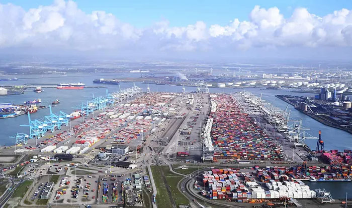 The freight rate in the East is lower than that in the West