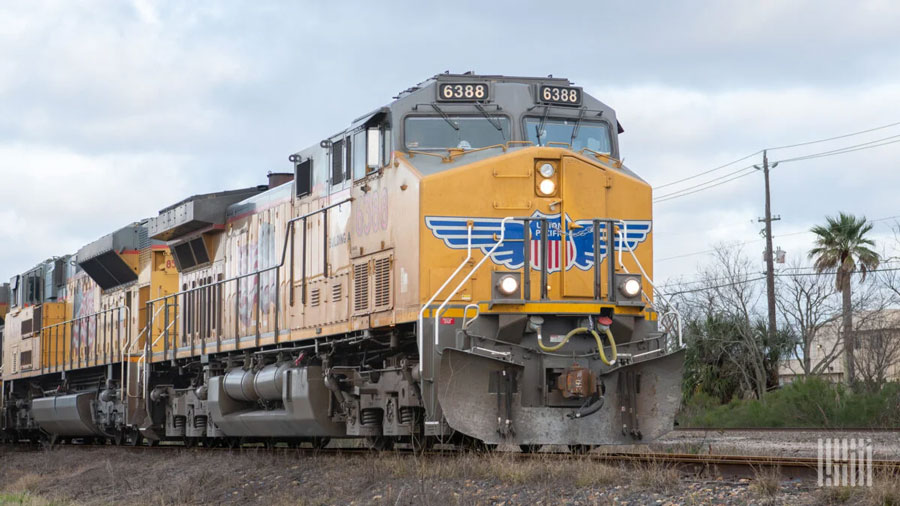 Union Pacific's fourth-quarter profit rose 7%